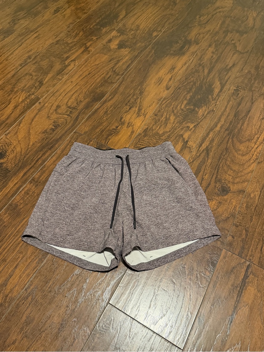 Lululemon women’s spring break away shorts ll 3” shorts size 6